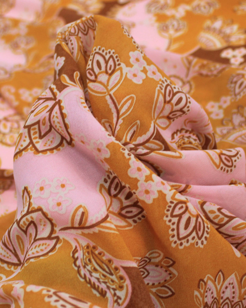 Tecido Crepe Chiffon Grosso Flores em Arabesco Marrom, Rosa e Amarelo Queimado