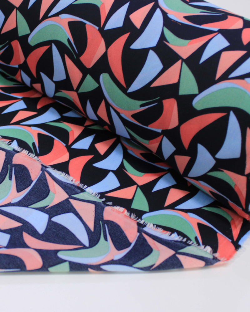 Tecido Crepe Koshibo Estampa Abstrata Colorido e Preto