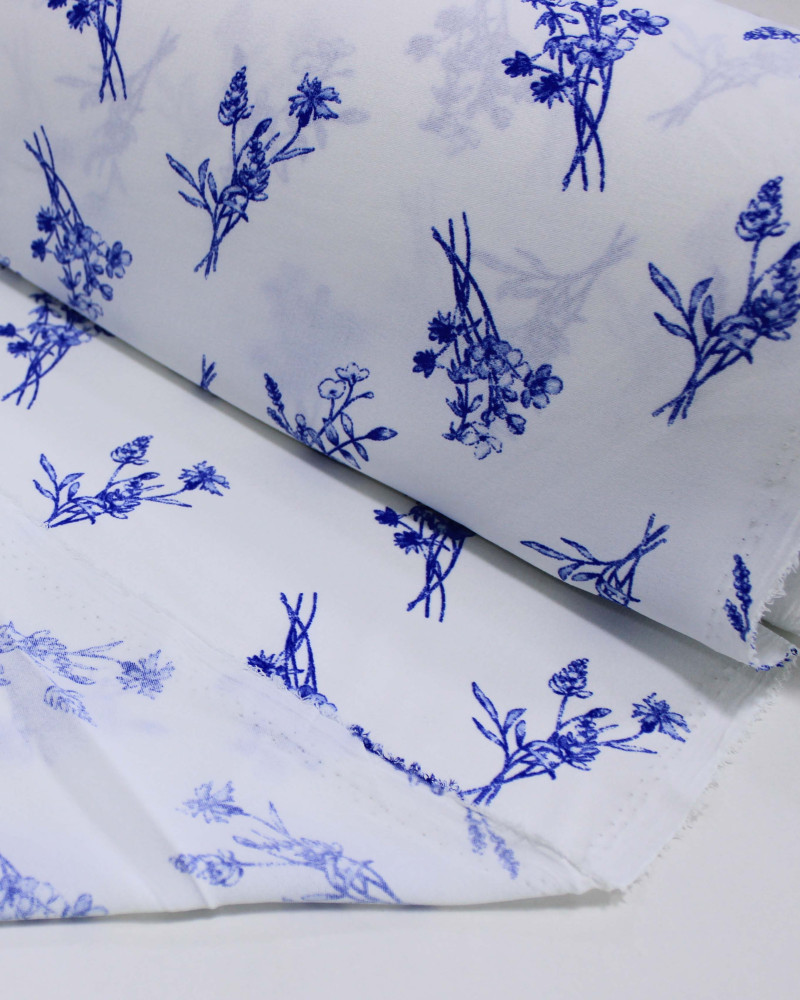 Tecido Crepe Koshibo Buquê Floral Azul e Branco