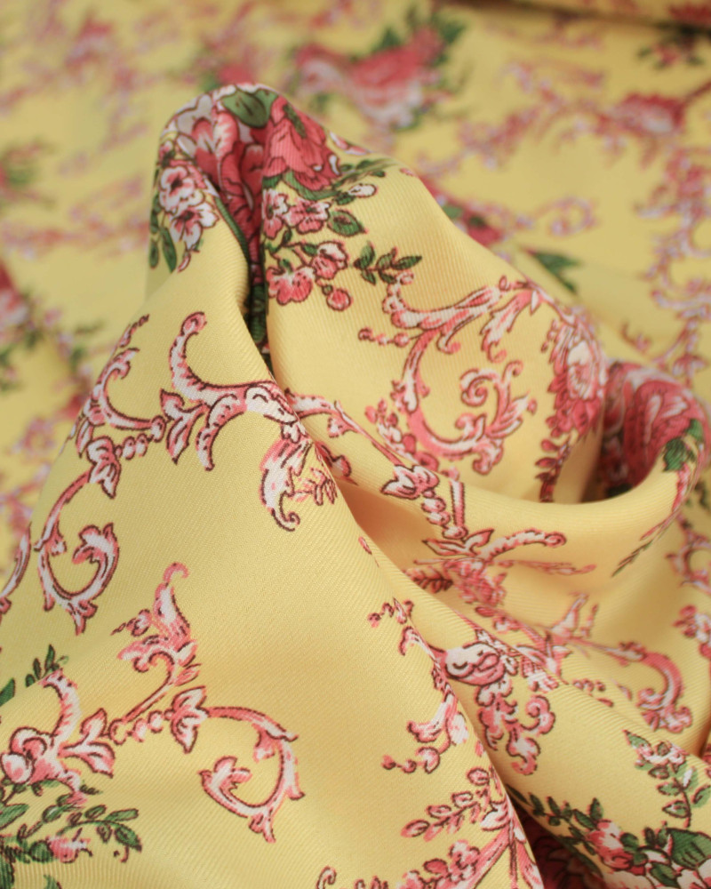 Tecido Crepe Sarjado Macro Buquê Floral Rosa, Verde e Amarelo