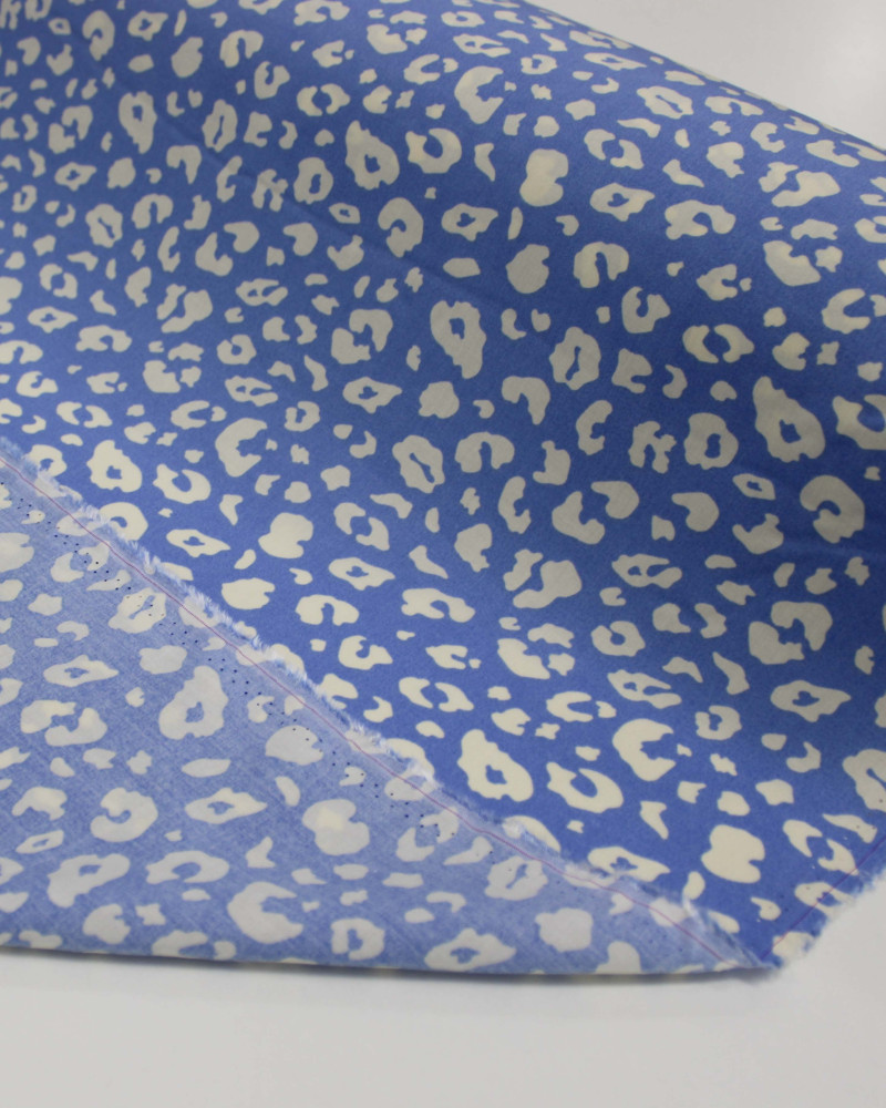 Tecido Viscose Animal Print Offwhite e Azul Céu