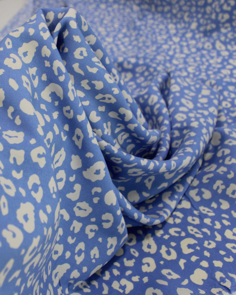 Tecido Viscose Animal Print Offwhite e Azul Céu