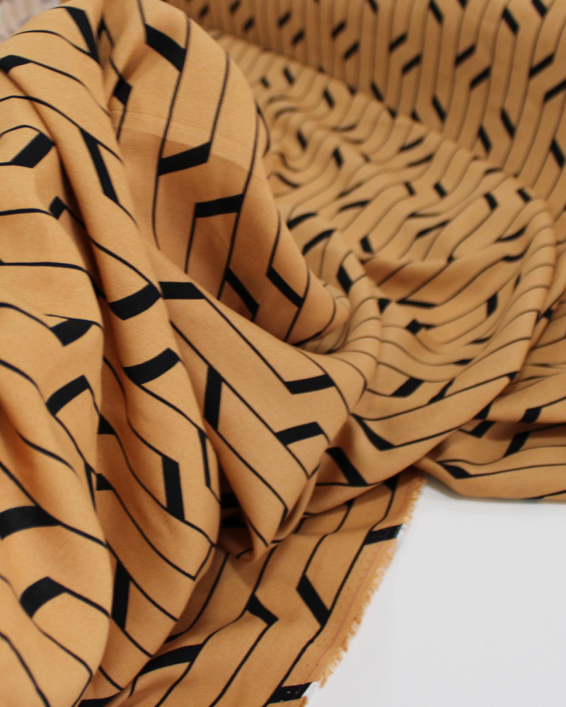 Tecido Viscose Listras Abstratas Preto e Argila