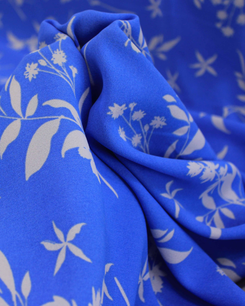 Tecido Crepe Koshibo Ramos Florais Branco e Azul Celeste