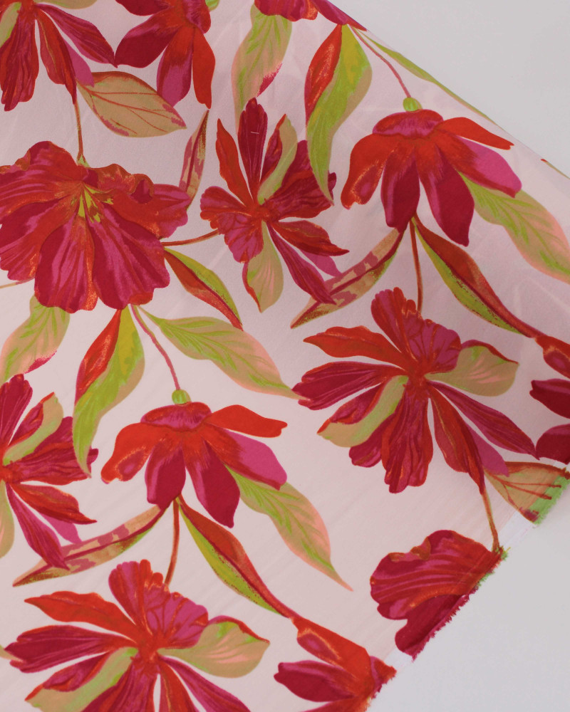 Tecido Crepe Koshibo Pintura Macro Flores Colorido e OFfwhite