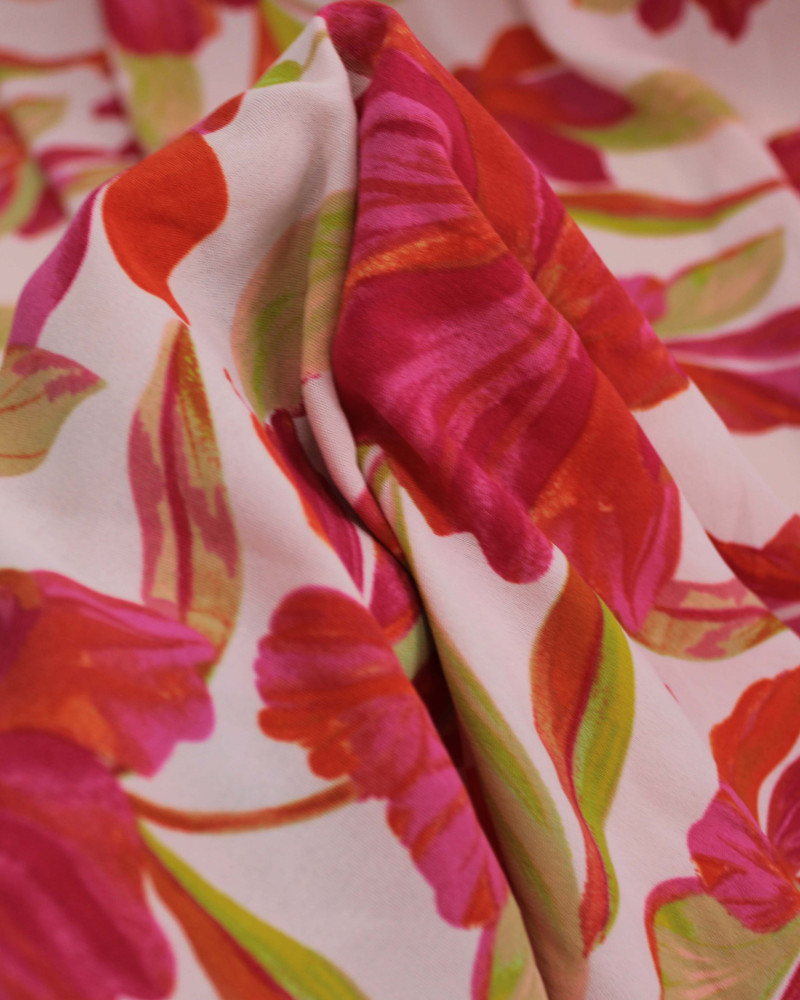 Tecido Crepe Koshibo Pintura Macro Flores Colorido e OFfwhite