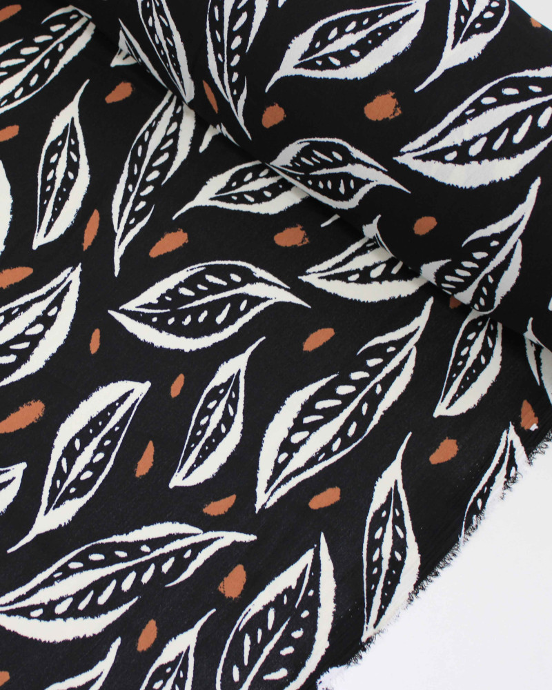 Tecido Crepe Koshibo Macro Folhas Marrom, Branco e Preto