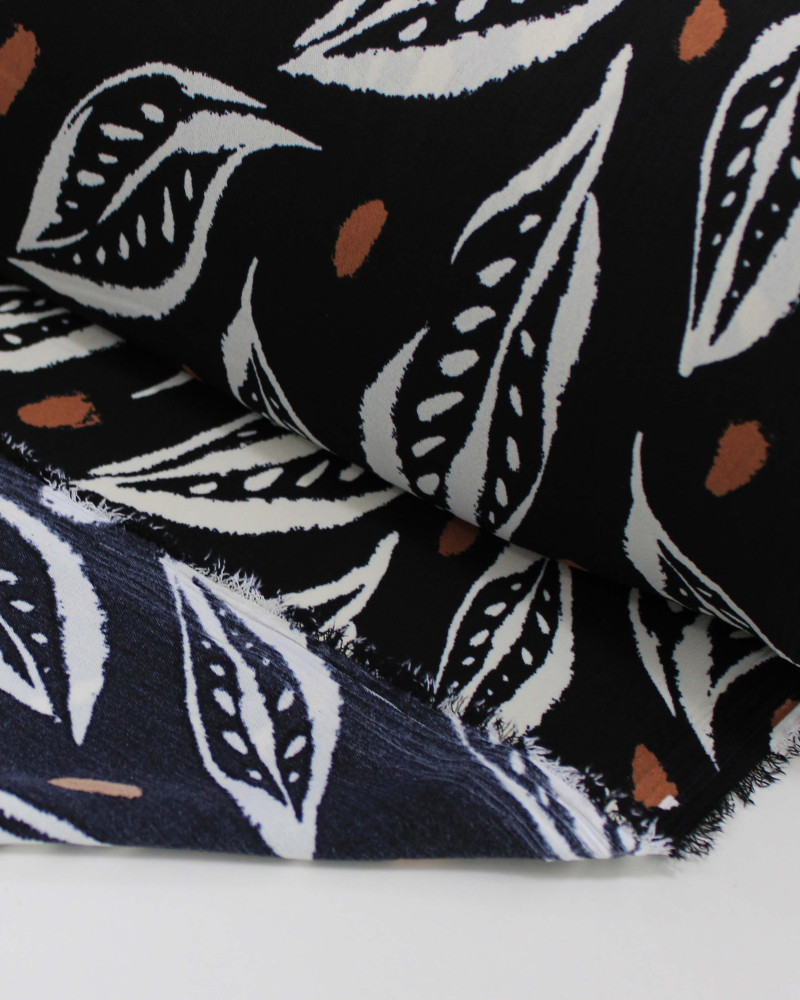 Tecido Crepe Koshibo Macro Folhas Marrom, Branco e Preto