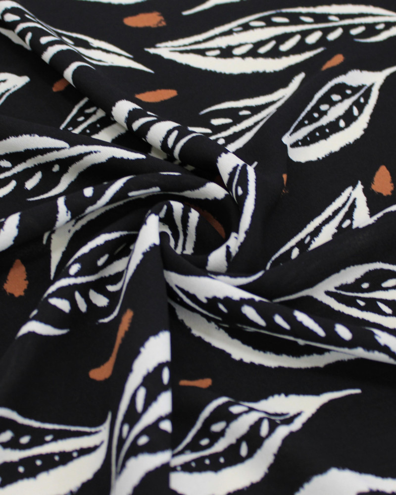 Tecido Crepe Koshibo Macro Folhas Marrom, Branco e Preto