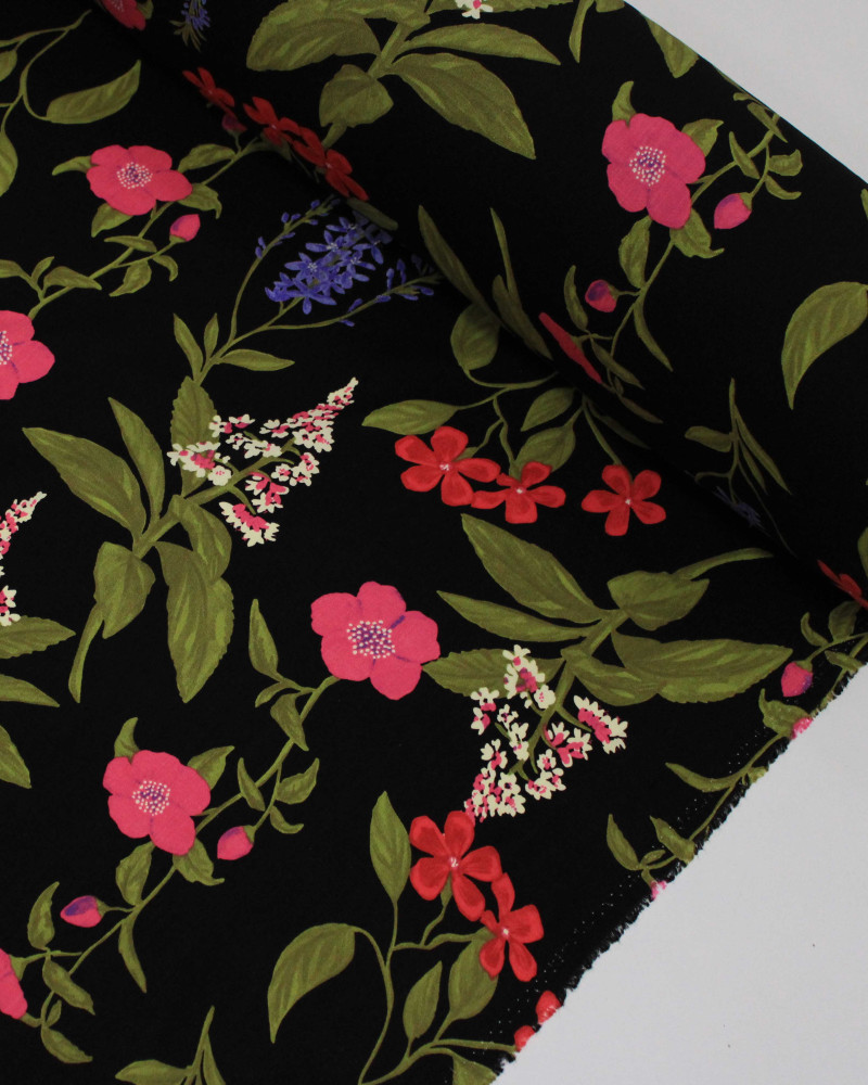 Tecido Viscose Texturizada Macro Ramos Florais Verde, Tons de Rosa e Preto