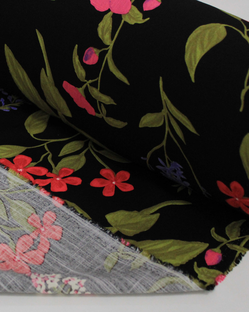 Tecido Viscose Texturizada Macro Ramos Florais Verde, Tons de Rosa e Preto