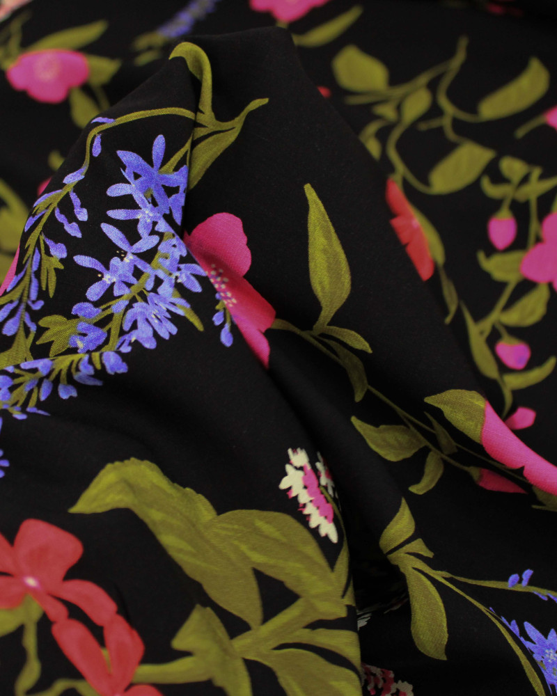 Tecido Viscose Texturizada Macro Ramos Florais Verde, Tons de Rosa e Preto