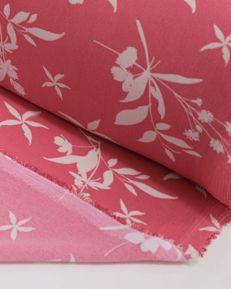 Tecido Crepe Koshibo Ramos Florais Branco e Rosa Chiclete