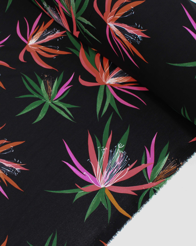 Tecido Crepe Koshibo Macro Flores Coloridas e Preto