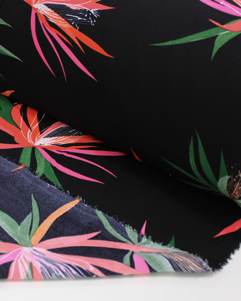 Tecido Crepe Koshibo Macro Flores Coloridas e Preto