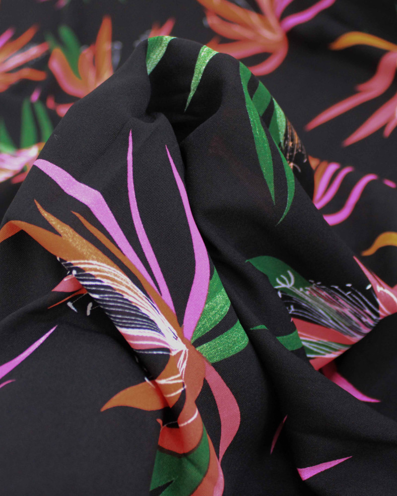 Tecido Crepe Koshibo Macro Flores Coloridas e Preto