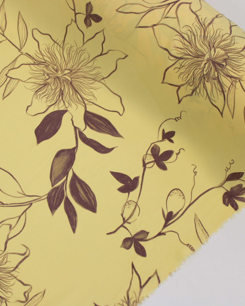 Tecido Crepe Koshibo Rascunho Floral Marrom Estonado e Amarelo Requinte