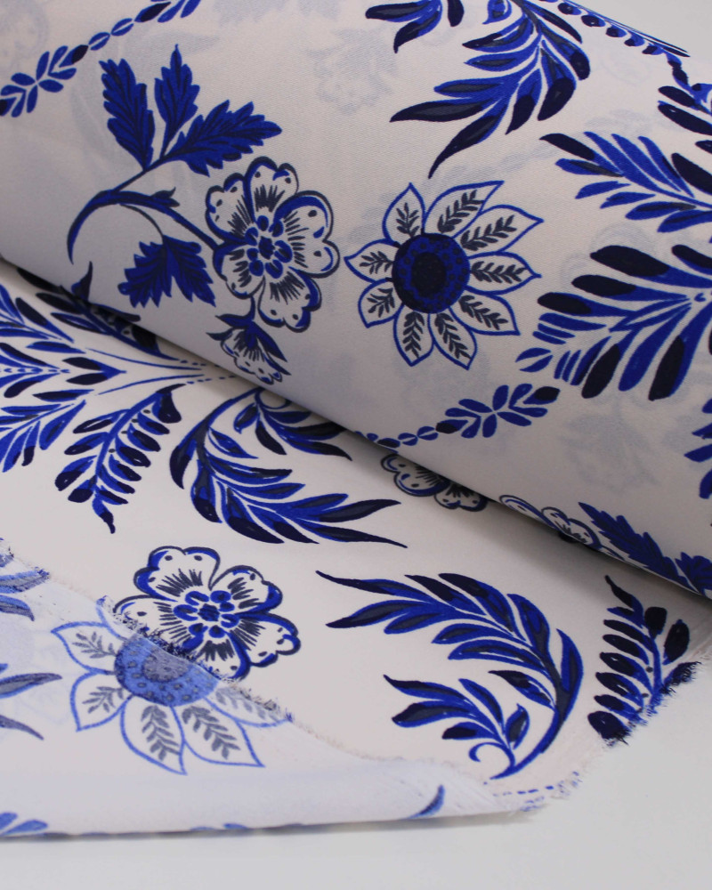 Tecido Crepe Koshibo Folhas e Flores Tons de Azul e Branco