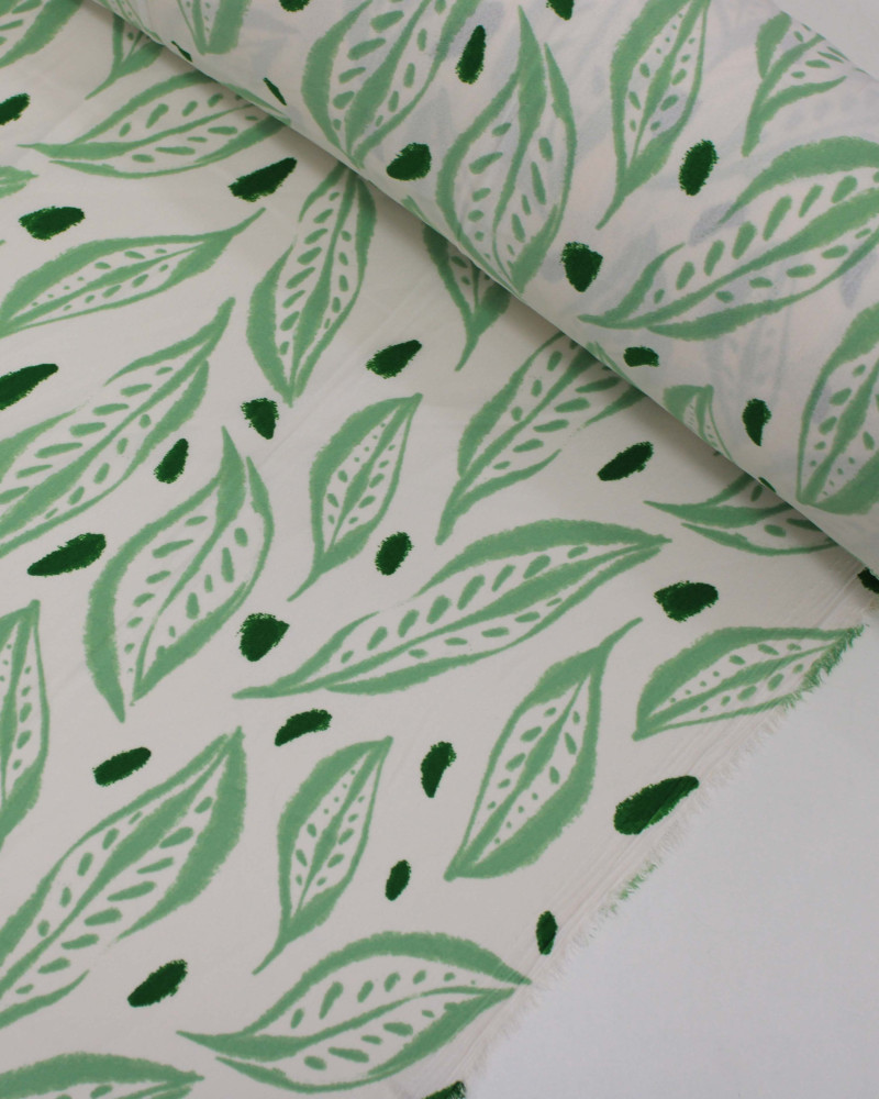 Tecido Crepe Koshibo Macro Folhas Tons de Verde e Branco