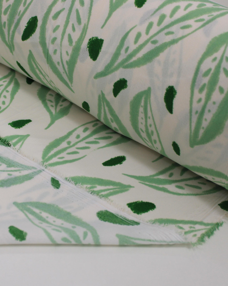 Tecido Crepe Koshibo Macro Folhas Tons de Verde e Branco