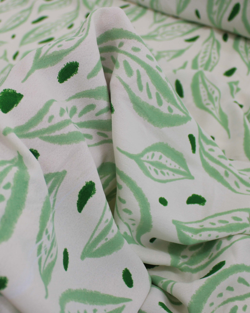 Tecido Crepe Koshibo Macro Folhas Tons de Verde e Branco
