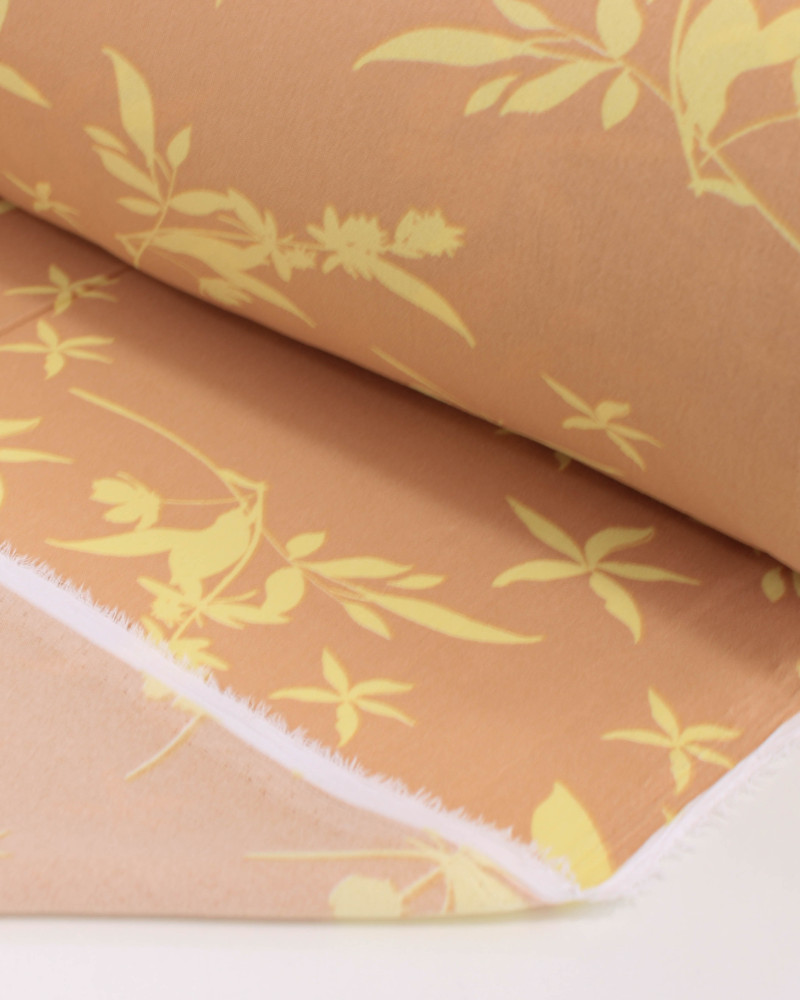 Tecido Crepe Koshibo Ramos de Flores Amarelo Manteiga e Castanho