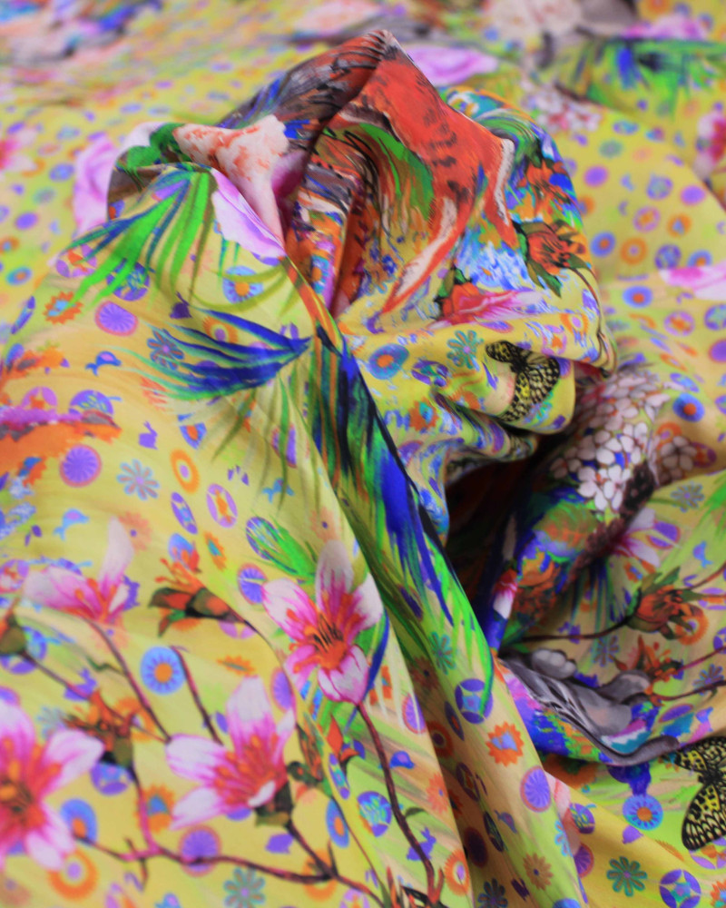 Tecido Tactel Fino Estampa Floral e Coelhos Colorido