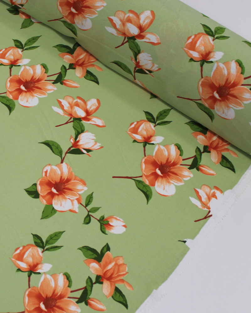 Tecido Crepe Koshibo Macro Flores Pêssego e Tons de Verde