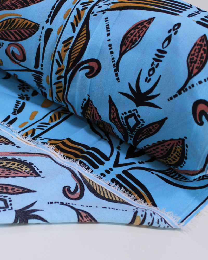 Tecido Crepe Koshibo Ramos Abstratos Entre Listras Tons de Marrom e Azul Claro