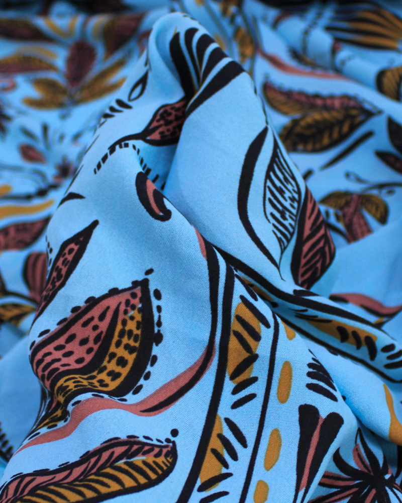 Tecido Crepe Koshibo Ramos Abstratos Entre Listras Tons de Marrom e Azul Claro