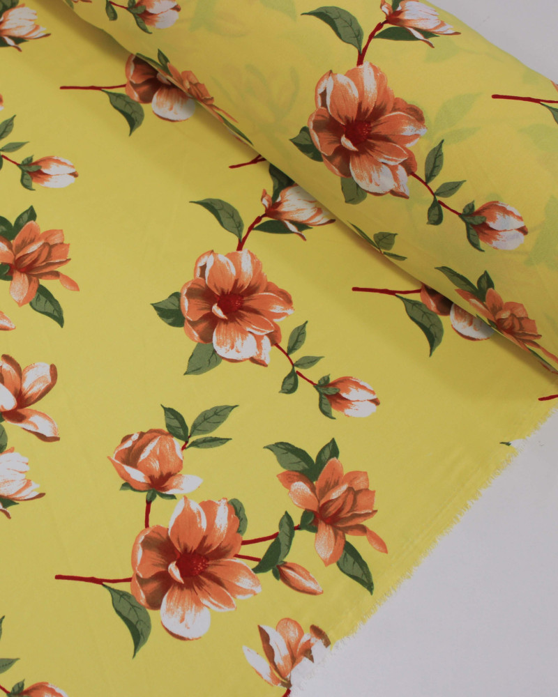 Tecido Crepe Koshibo Macro Flores Laranja e Amarelo 
