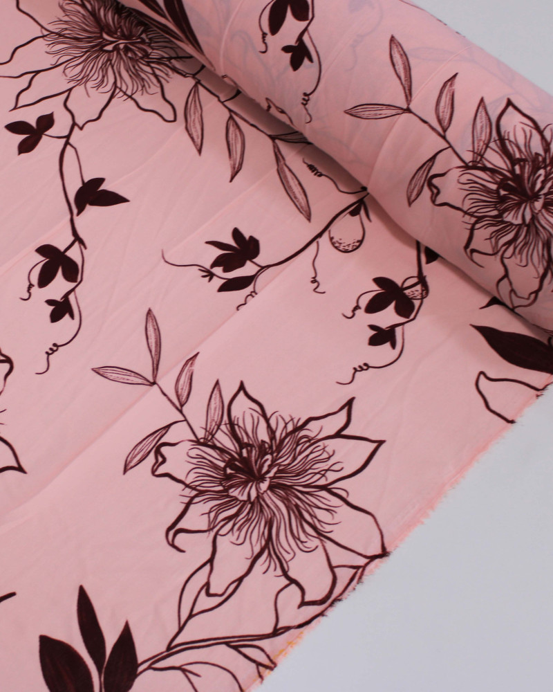 Tecido Crepe Koshibo Rascunho Floral Borgonha e Rosa Claro