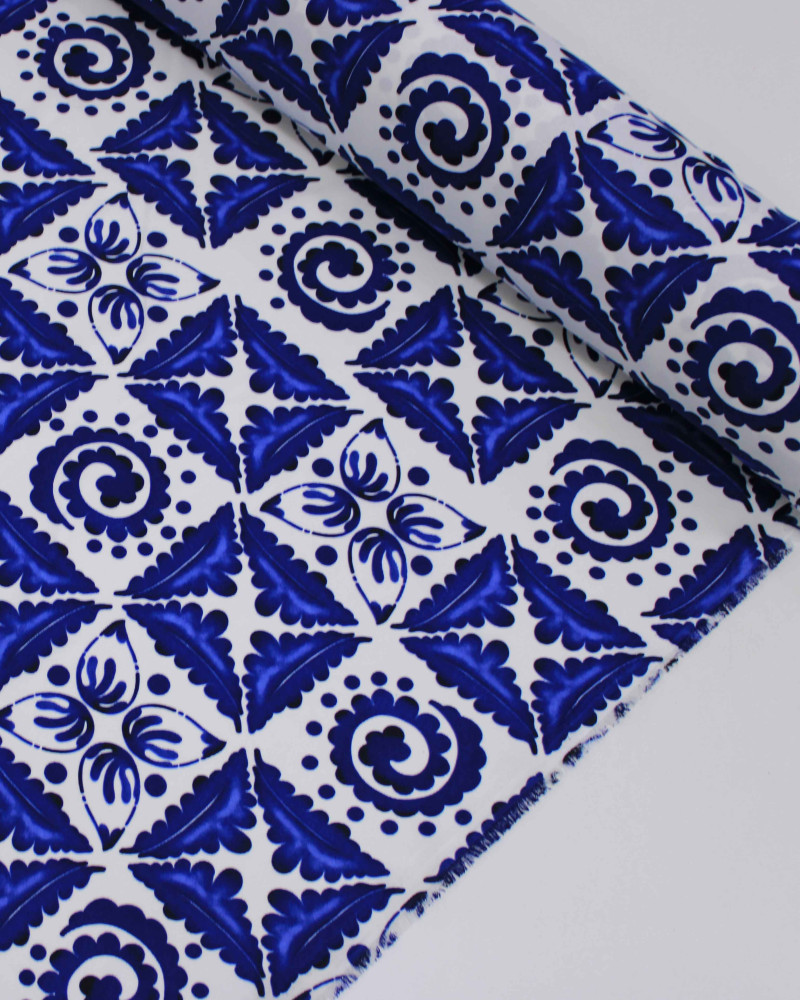 Tecido Crepe Sarjado Estampa Geomérica em Arabesco Tons de Azul e Branco