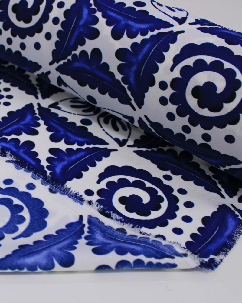 Tecido Crepe Sarjado Estampa Geomérica em Arabesco Tons de Azul e Branco