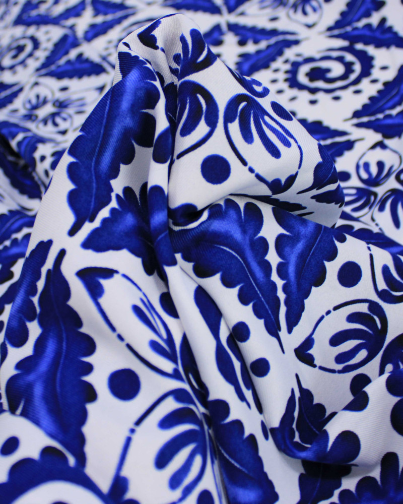 Tecido Crepe Sarjado Estampa Geomérica em Arabesco Tons de Azul e Branco