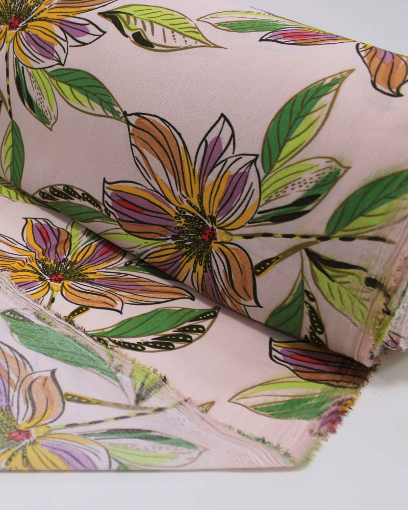 Tecido Crepe Koshibo Macro Flores Colorido e Rosa Quartzo