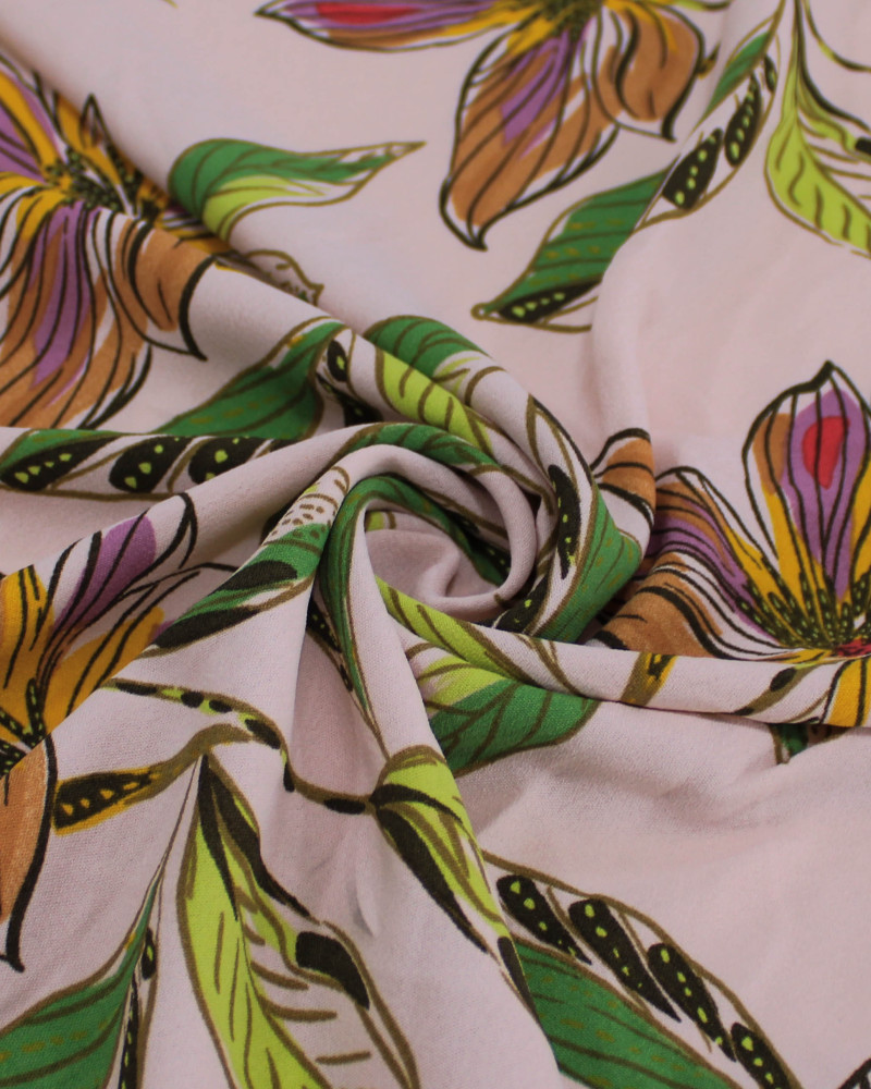 Tecido Crepe Koshibo Macro Flores Colorido e Rosa Quartzo