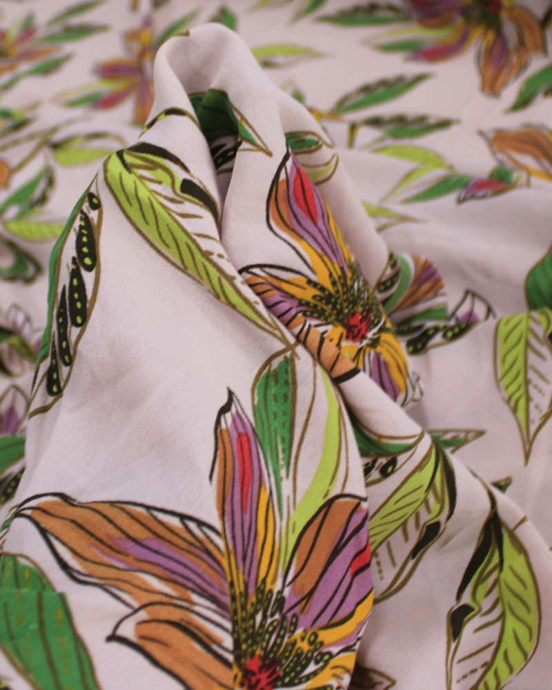 Tecido Crepe Koshibo Macro Flores Colorido e Rosa Quartzo