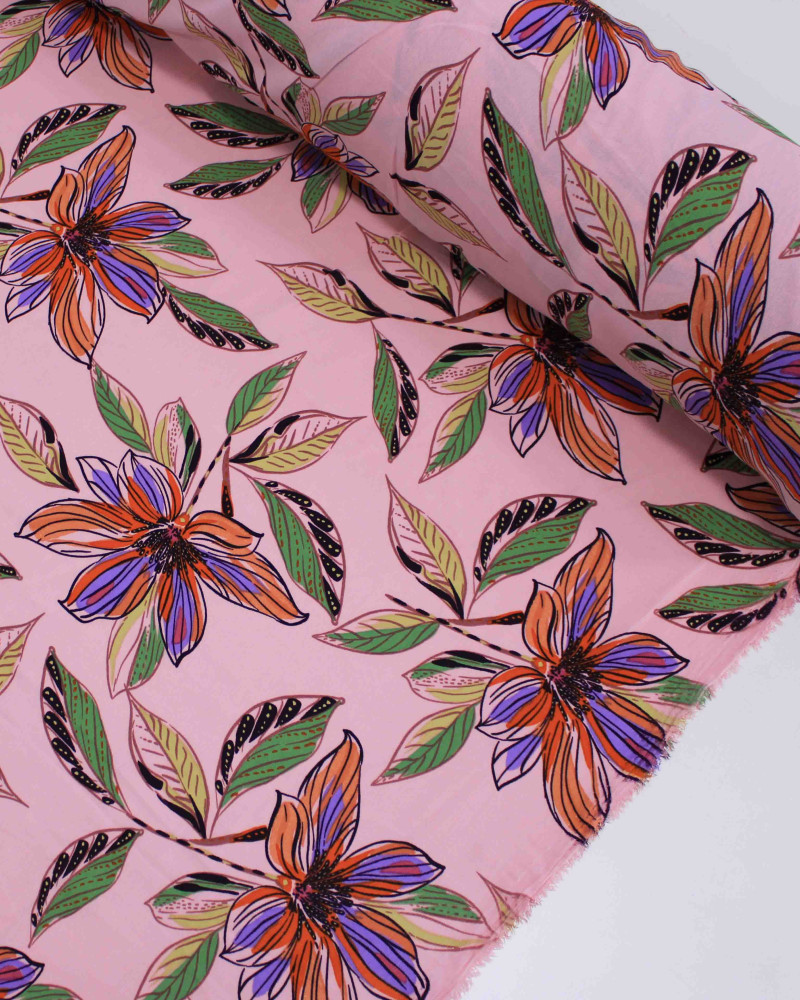 Tecido Crepe Koshibo Macro Flores Colorido e Rosa Claro