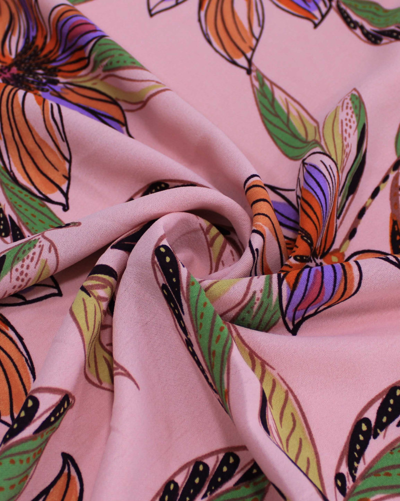 Tecido Crepe Koshibo Macro Flores Colorido e Rosa Claro