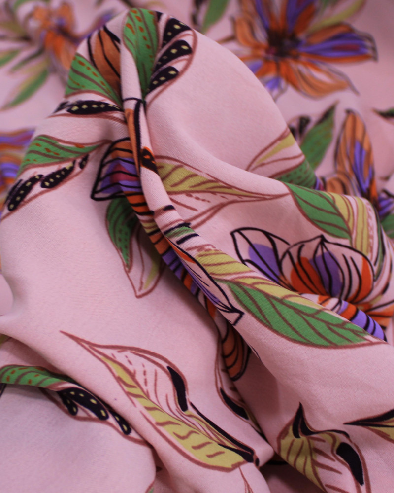 Tecido Crepe Koshibo Macro Flores Colorido e Rosa Claro