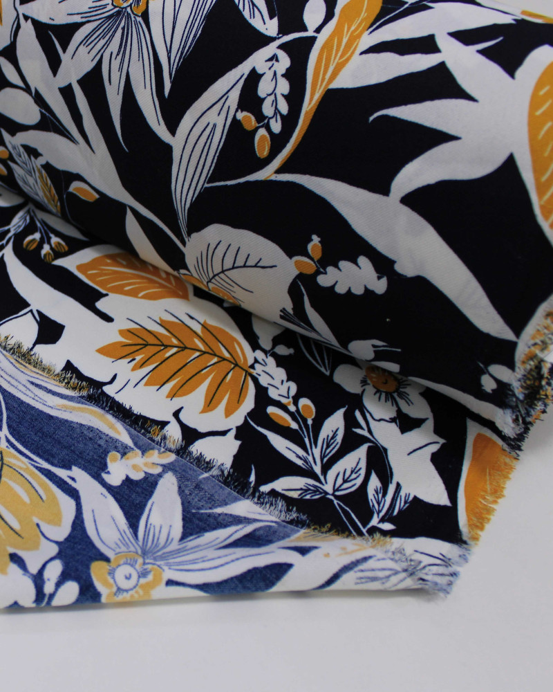 Tecido Crepe Sarjado Macro Ramos e Flores Amarelo, Branco e Azul Marinho Noite