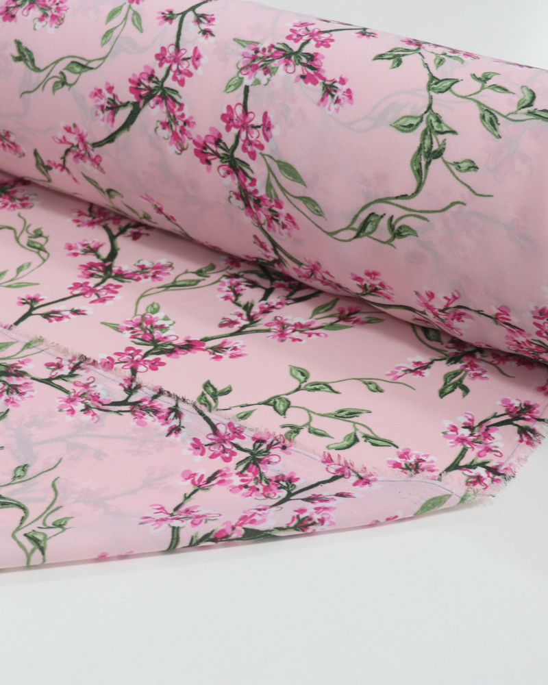 Tecido Crepe Koshibo Leve Ramos Florais Verde e Tons de Rosa