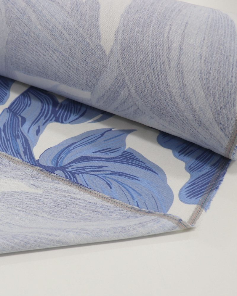 Tecido Linho Misto Estampado Macro Folhas Tons de Azul e Branco
