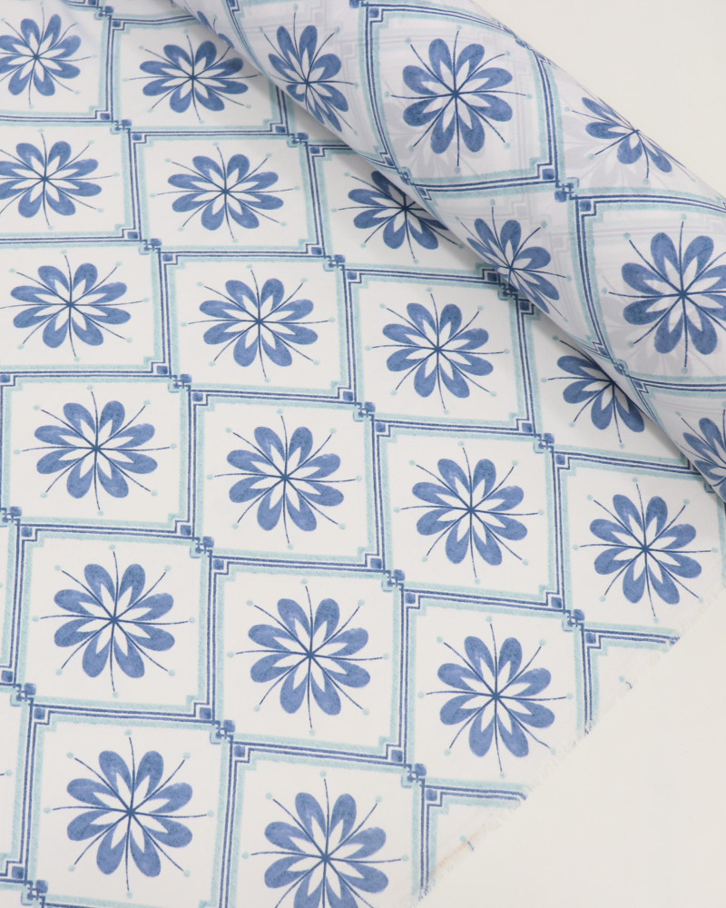 Tecido Crepe Koshibo Leve Macro Quadriculado e Flores Azul e Branco