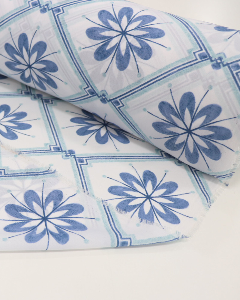 Tecido Crepe Koshibo Leve Macro Quadriculado e Flores Azul e Branco