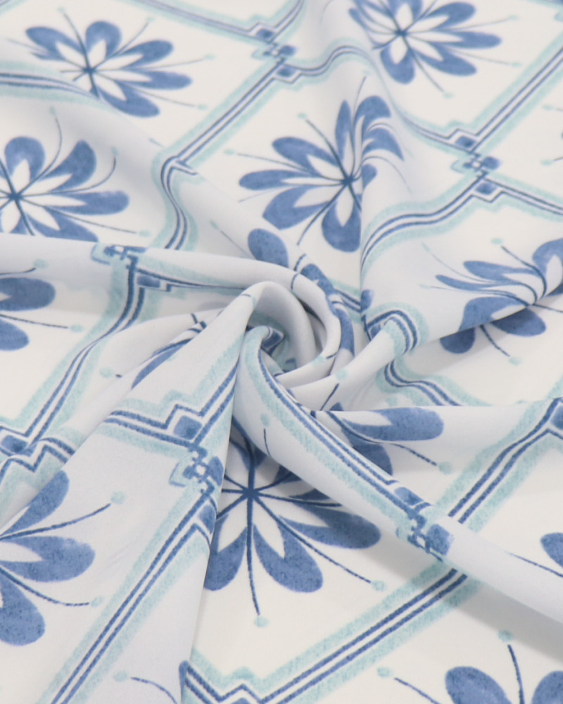 Tecido Crepe Koshibo Leve Macro Quadriculado e Flores Azul e Branco