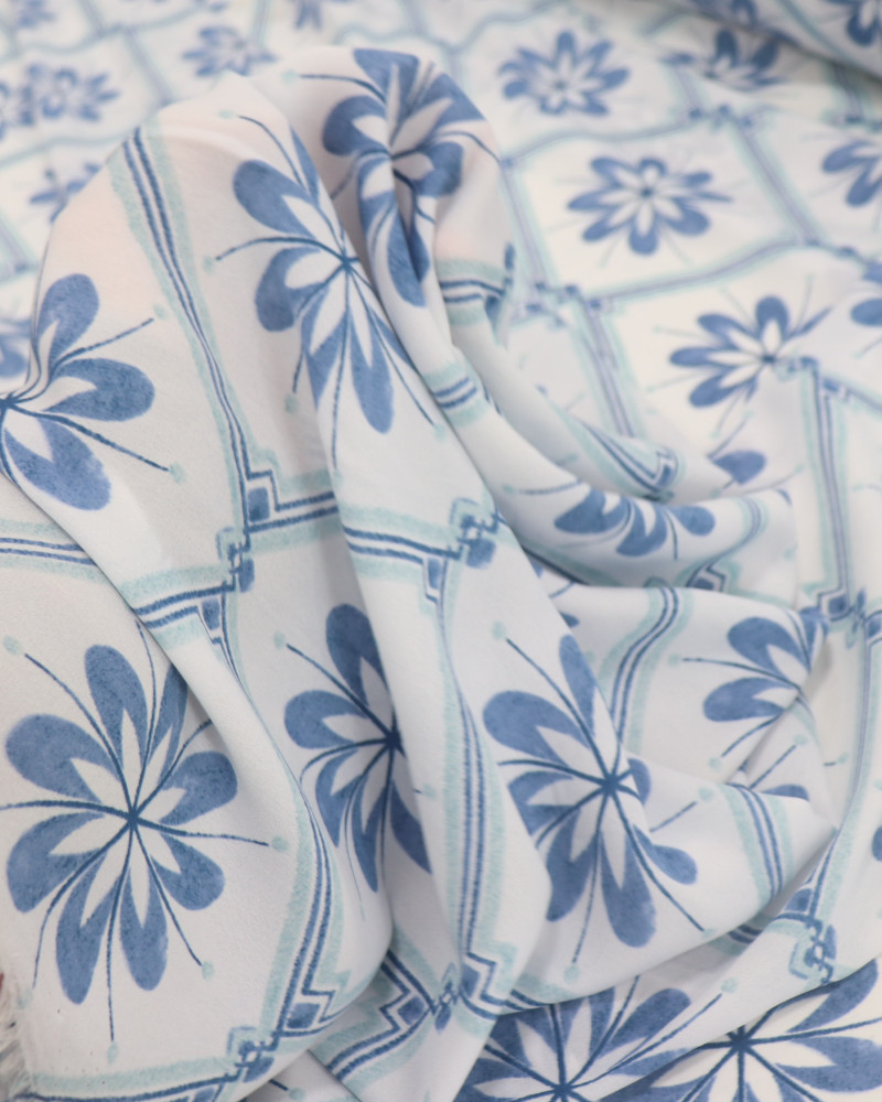 Tecido Crepe Koshibo Leve Macro Quadriculado e Flores Azul e Branco