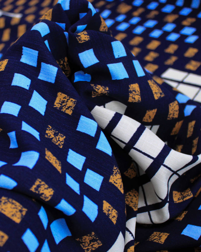 Tecido Viscose Texturizada Listras Geométricas Offwhite, Laranja e Tons de Azul