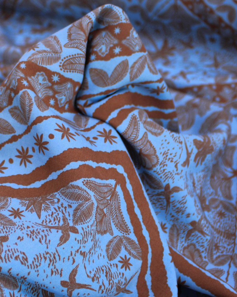 Tecido Viscose Estampa Lenço Tropical Castanho e Azul Bebê